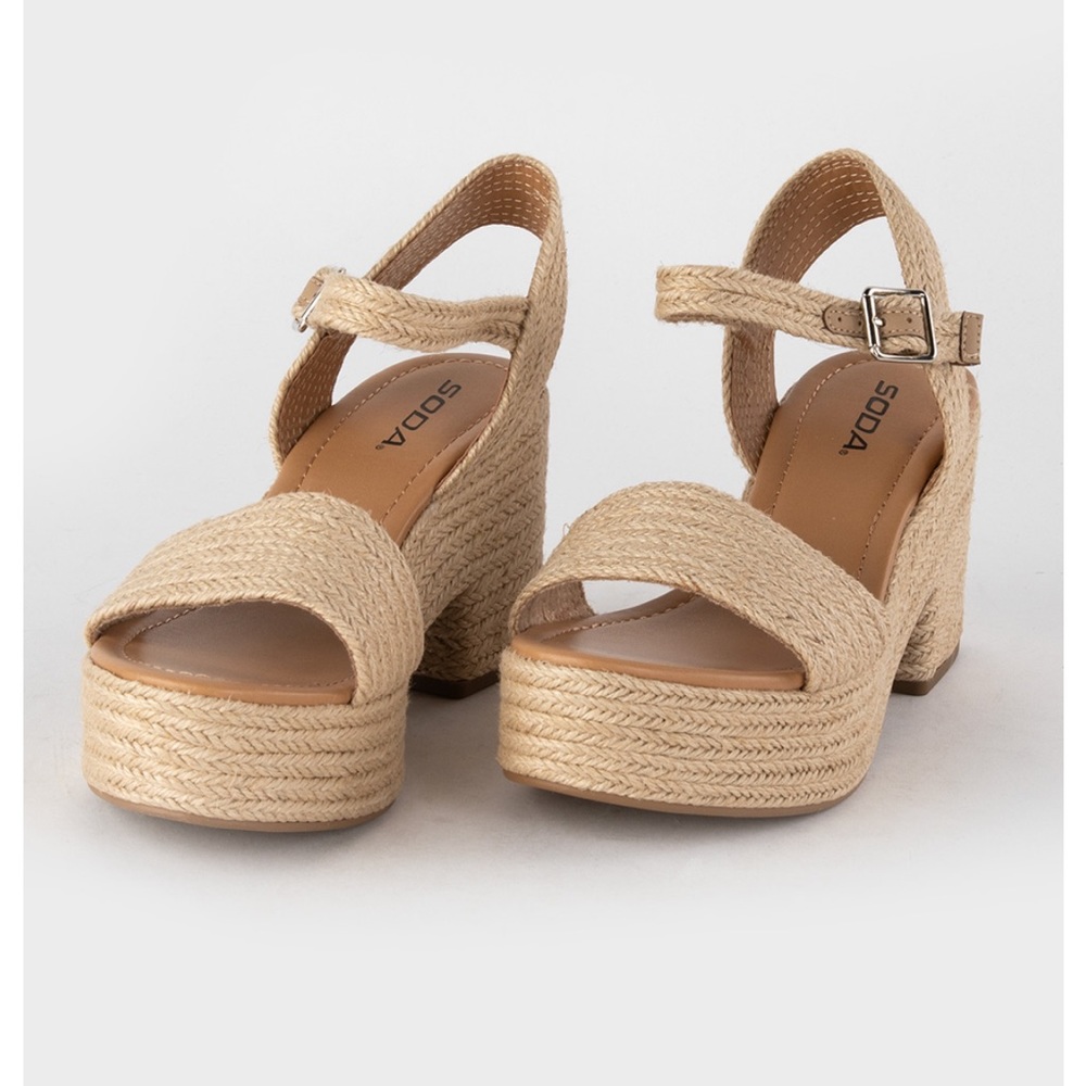 SODA Castle Womens Platform Sandals. Size 6